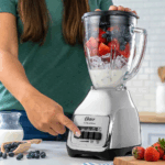 Licuadora OSTER de 2 Velocidades con Vaso de Vidrio Plata BLSTKAG-NPB - Imagen 3