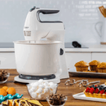 Batidora de mano y pedestal Oster FPSTHS3610-053 blanca junto a cupcakes y postres. - Imagen 4