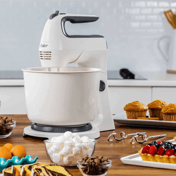 Batidora de mano y pedestal Oster FPSTHS3610-053 blanca junto a cupcakes y postres. - Imagen 4