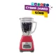 Licuadora Oster BLSTKAG-MPB-053 color sandía con vaso de vidrio lleno de arándanos y hielo en oferta Cyber Jared por S/ 209.