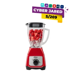 Licuadora Oster BLSTKAG-RRD-053 roja con vaso de vidrio lleno de fresas en oferta Cyber Jared