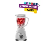 Licuadora Oster blanca con vaso de vidrio lleno de fresas y hielo sobre un fondo blanco con un cartel promocional de Cyber Jared