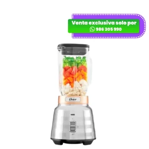 Licuadora Osterizer Max BLSTPBTG de color plata con vaso de vidrio lleno de frutas y verduras