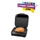 Sandwichera Oster CKSTSM400 negra abierta con un sándwich tostándose en la placa inferior