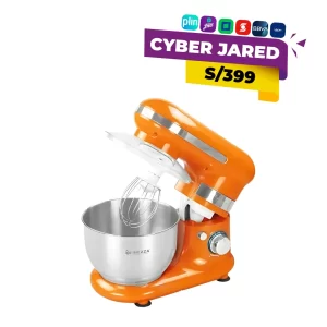 Batidora planetaria Finezza FZ-6812B de color naranja con tazón de acero inoxidable y tres accesorios de batido sobre un fondo blanco.