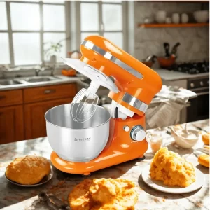 Batidora planetaria Finezza FZ-6812B de color naranja con tazón de acero inoxidable y tres accesorios de batido sobre un fondo blanco.