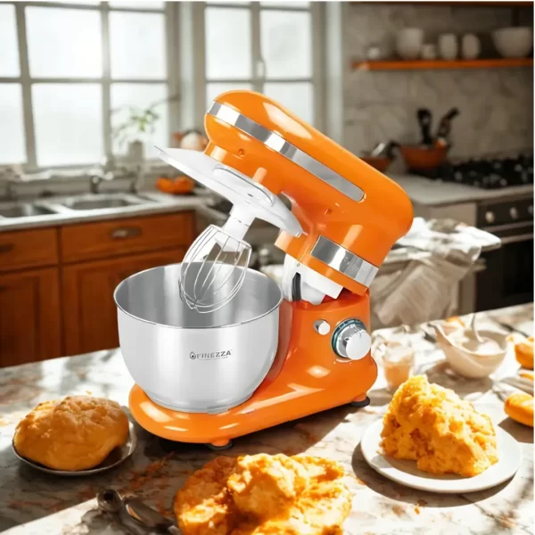 Batidora planetaria Finezza FZ-6812B de color naranja con tazón de acero inoxidable y tres accesorios de batido sobre un fondo blanco.
