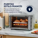 Horno con freidora de aire Oster de 35 litros con puertas francesas abiertas mostrando su interior de acero