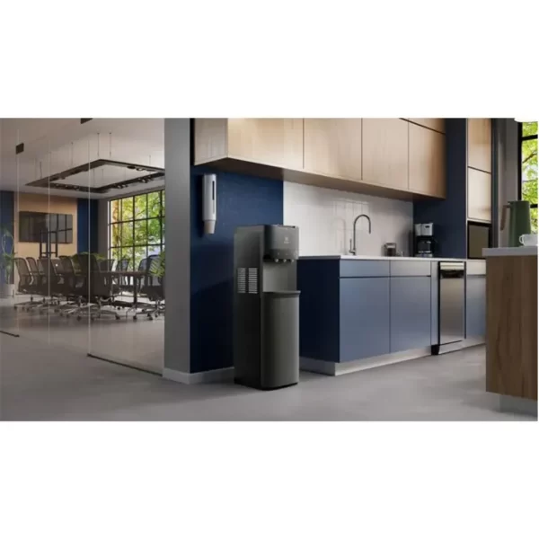 Dispensador de agua negro Electrolux ED30SRBL con carga inferior.