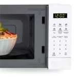 Horno microondas digital Oster POGGE2701 blanco de 20 litros con panel táctil y plato giratorio interno.