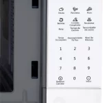 Horno microondas digital Oster POGGE2701 blanco de 20 litros con panel táctil y plato giratorio interno.